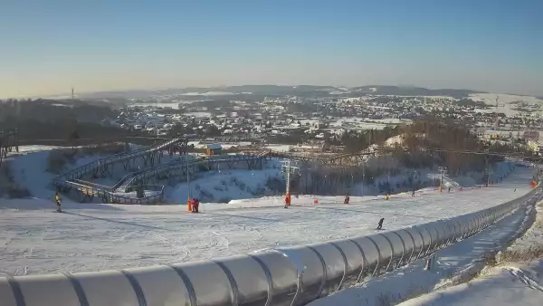 Widok z dołu na trasę narciarską w stacji Kurza Góra