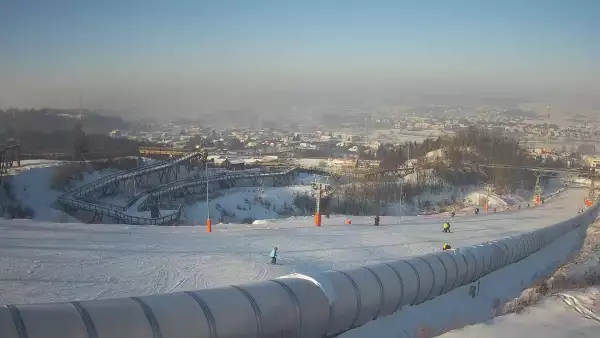Widok z dołu na trasę narciarską w stacji Kurza Góra