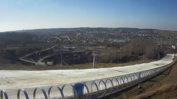 Widok z dołu na trasę narciarską w stacji Kurza Góra