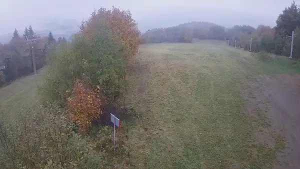 Widok na górą część trasy zjazdowej w Laskowa Ski