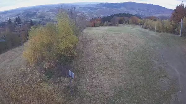 Widok na górą część trasy zjazdowej w Laskowa Ski