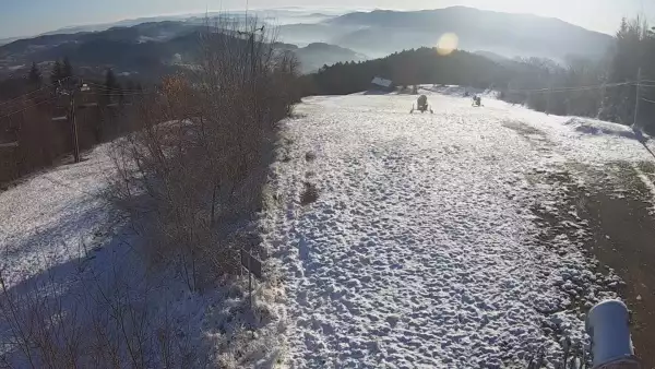 Widok na górą część trasy zjazdowej w Laskowa Ski