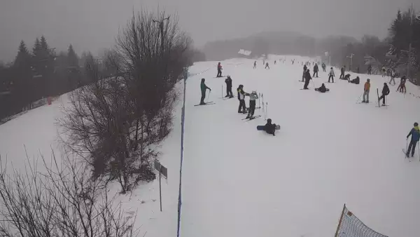 Widok na górą część trasy zjazdowej w Laskowa Ski