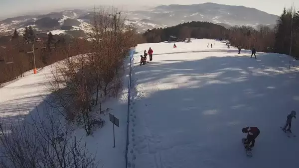 Widok na górą część trasy zjazdowej w Laskowa Ski