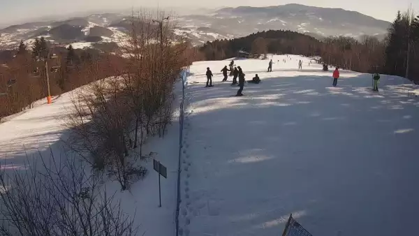 Widok na górą część trasy zjazdowej w Laskowa Ski