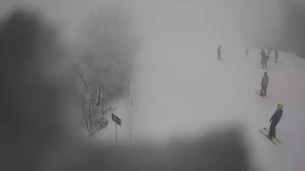 Widok na górą część trasy zjazdowej w Laskowa Ski