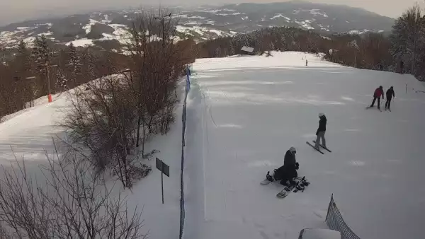 Widok na górą część trasy zjazdowej w Laskowa Ski