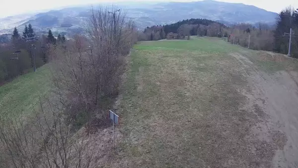 Widok na górą część trasy zjazdowej w Laskowa Ski