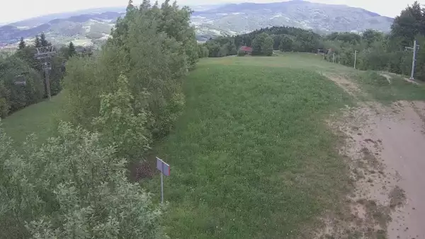 Widok na górą część trasy zjazdowej w Laskowa Ski