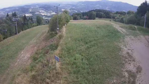 Widok na górą część trasy zjazdowej w Laskowa Ski