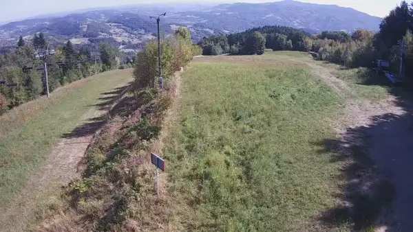 Widok na górą część trasy zjazdowej w Laskowa Ski