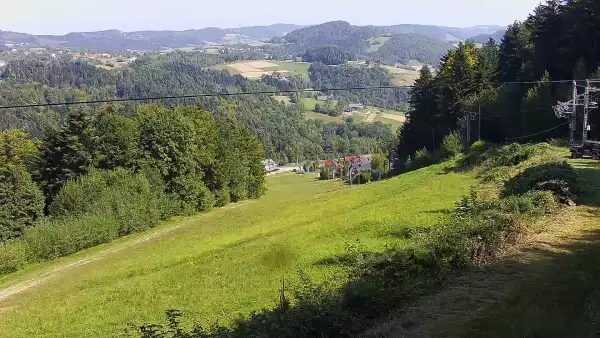 Widok na środkową część trasy zjazdowej w stacji narciarskiej Laskowa Ski