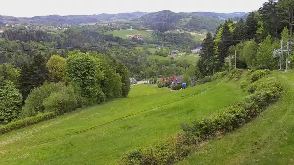Widok na środkową część trasy zjazdowej w stacji narciarskiej Laskowa Ski