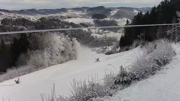 Widok na środkową część trasy zjazdowej w stacji narciarskiej Laskowa Ski
