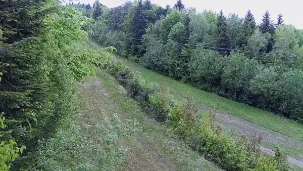 Widok na środkową część trasy zjazdowej w stacji narciarskiej Laskowa Ski