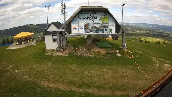 Kamera pokazuje górną stację kolei linowej na GrapaSki