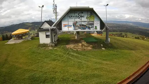 Kamera pokazuje górną stację kolei linowej na GrapaSki