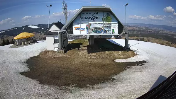 Kamera pokazuje górną stację kolei linowej na GrapaSki