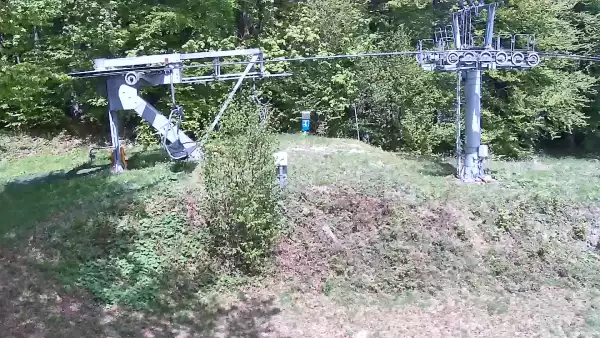 Kamera prezentuje obraz na żywo na jedną z tras zjazdowych stacji narciarskiej Magura Ski