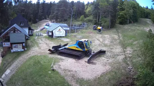 Kamera prezentuje obraz na żywo z wyciągu krzesełkowego ze stacji narciarskiej Magura Ski