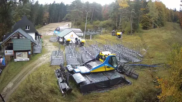 Kamera prezentuje obraz na żywo z wyciągu krzesełkowego ze stacji narciarskiej Magura Ski
