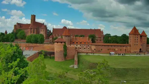 Widok na XIII wieczny zamek Krzyżacki - jedną z największych atrakcji Malborka