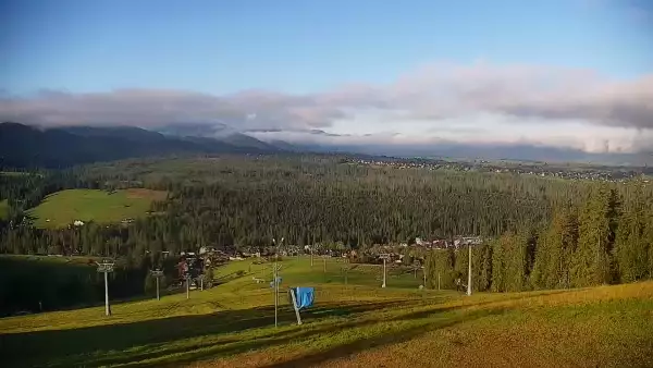 Widok na kolej i panoramę Tatr z Ośrodka Narciarskiego MAŁE CICHE.