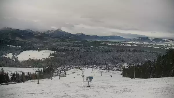 Widok na kolej i panoramę Tatr z Ośrodka Narciarskiego MAŁE CICHE.