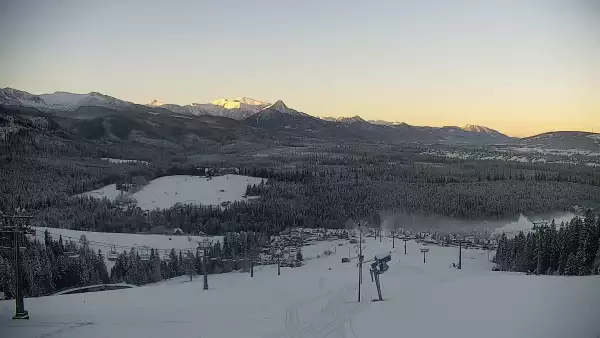 Widok na kolej i panoramę Tatr z Ośrodka Narciarskiego MAŁE CICHE.