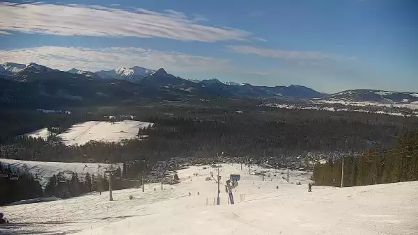 Widok na kolej i panoramę Tatr z Ośrodka Narciarskiego MAŁE CICHE.