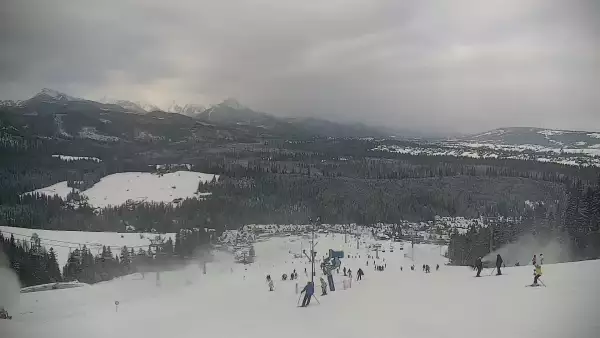 Widok na kolej i panoramę Tatr z Ośrodka Narciarskiego MAŁE CICHE.