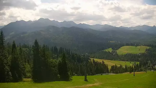 Widok na kolej i panoramę Tatr z Ośrodka Narciarskiego MAŁE CICHE.