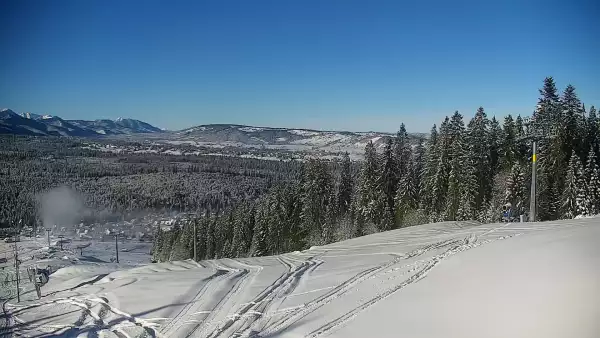 Widok na kolej i panoramę Tatr z Ośrodka Narciarskiego MAŁE CICHE.