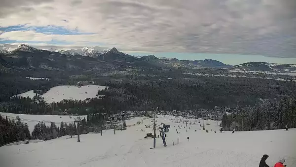 Widok na kolej i panoramę Tatr z Ośrodka Narciarskiego MAŁE CICHE.