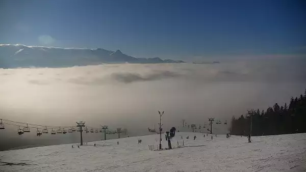 Widok na kolej i panoramę Tatr z Ośrodka Narciarskiego MAŁE CICHE.