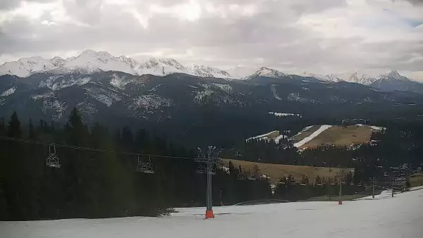 Widok na kolej i panoramę Tatr z Ośrodka Narciarskiego MAŁE CICHE.