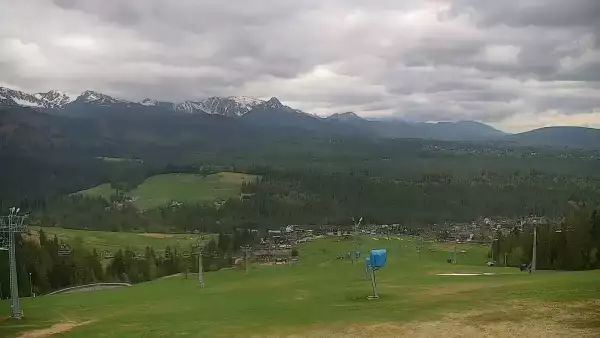 Widok na kolej i panoramę Tatr z Ośrodka Narciarskiego MAŁE CICHE.