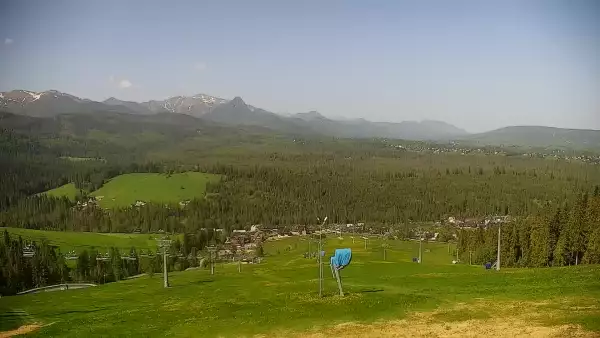 Widok na kolej i panoramę Tatr z Ośrodka Narciarskiego MAŁE CICHE.