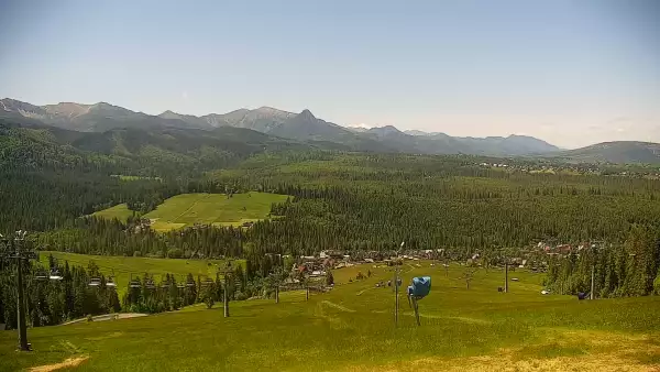 Widok na kolej i panoramę Tatr z Ośrodka Narciarskiego MAŁE CICHE.