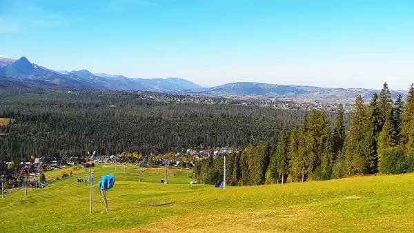 Widok na kolej i panoramę Tatr z Ośrodka Narciarskiego MAŁE CICHE.