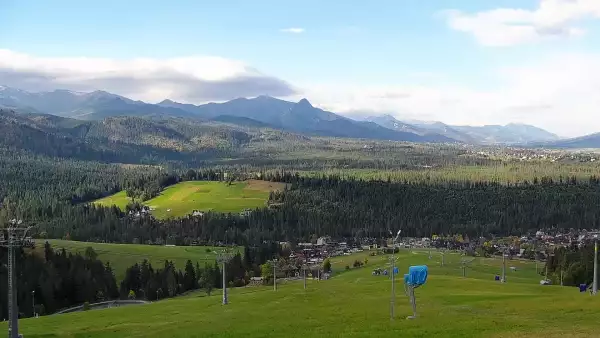 Widok na kolej i panoramę Tatr z Ośrodka Narciarskiego MAŁE CICHE.