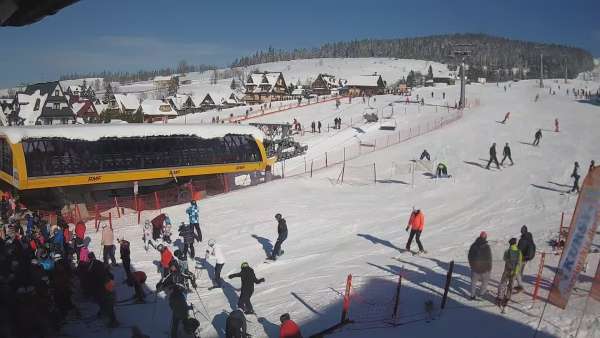 Widok z kamery na dolną stację ośrodka narciarskiego Małe Ciche.