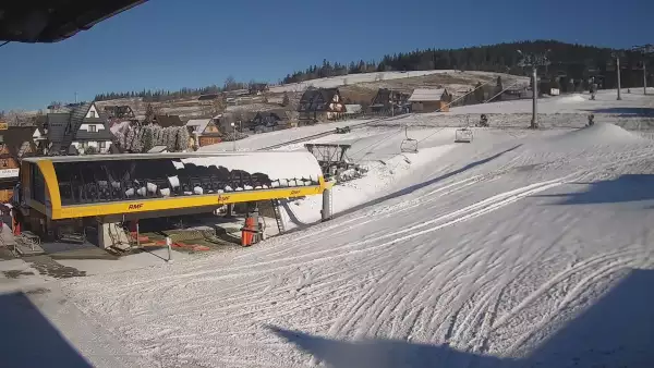 Widok z kamery na dolną stację ośrodka narciarskiego Małe Ciche.