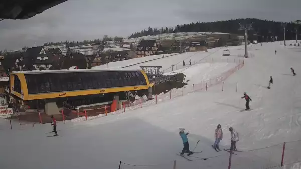 Widok z kamery na dolną stację ośrodka narciarskiego Małe Ciche.