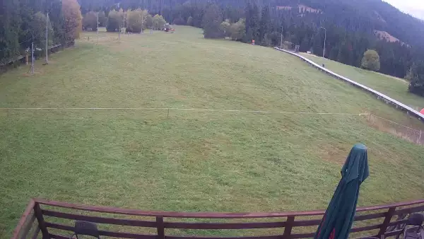 Sprawdź warunki narciarskie z kamery na stok w Małym Cichym.