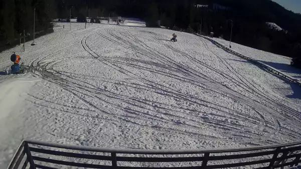 Sprawdź warunki narciarskie z kamery na stok w Małym Cichym.