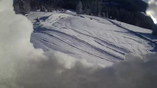 Sprawdź warunki narciarskie z kamery na stok w Małym Cichym.