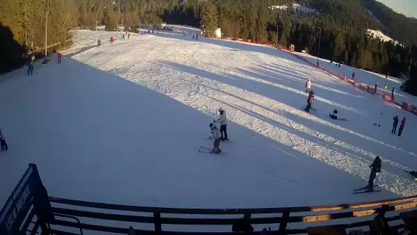 Sprawdź warunki narciarskie z kamery na stok w Małym Cichym.