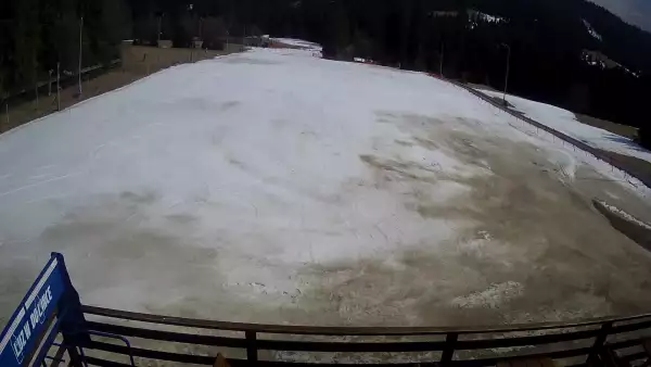 Sprawdź warunki narciarskie z kamery na stok w Małym Cichym.