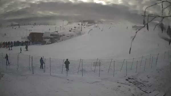 Widok na dolny odcinek stoku narciarskiego Master Ski